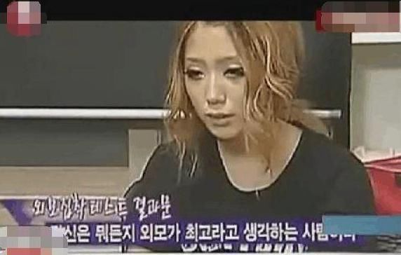 美女坚持2年不卸妆，花3小时卸完妆后，自己被自己吓到了！