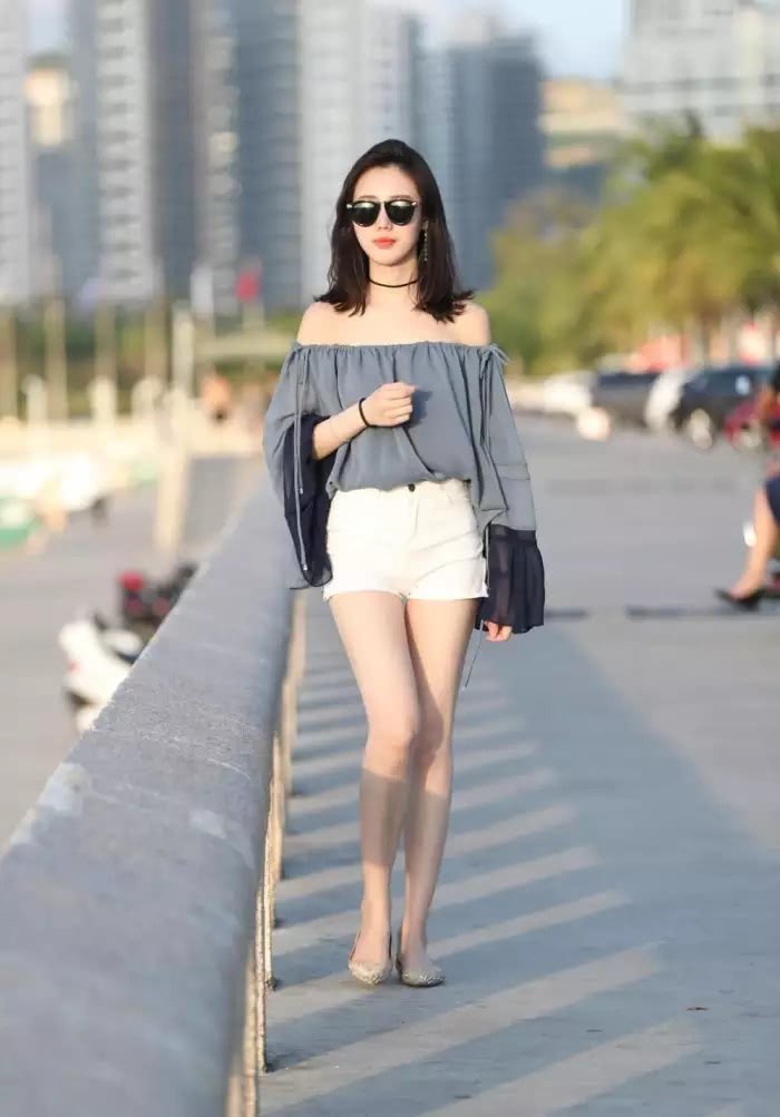 街拍：穿着时尚光彩照人的小姐姐,美腿修长身姿曼妙很动人！