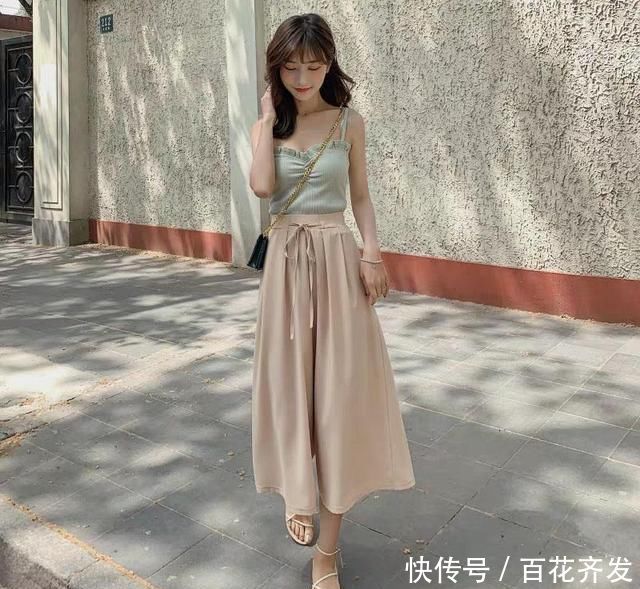  [驾驭]最近又火了一种裤子，叫“裙裤”，不挑人穿，任何身材都能驾驭