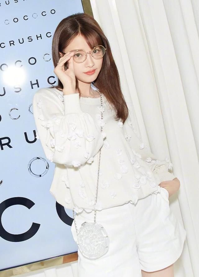 孙怡穿“塑料鞋”秀长腿，穿搭元气满满，明星宝妈都这么少女吗？