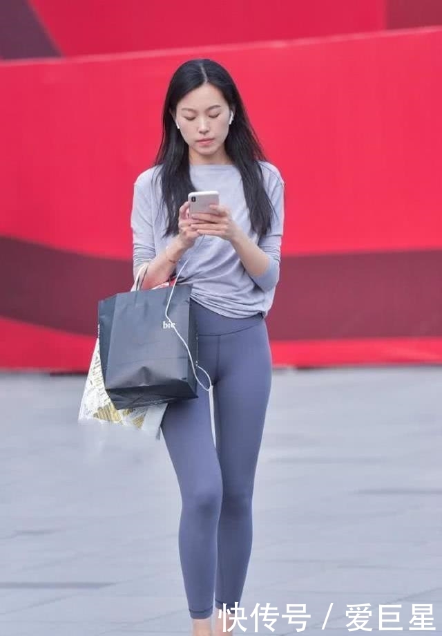 # 青春活力#青春活力瞬间提升你时尚的品味,瑜伽裤可以修饰出姣好的身材