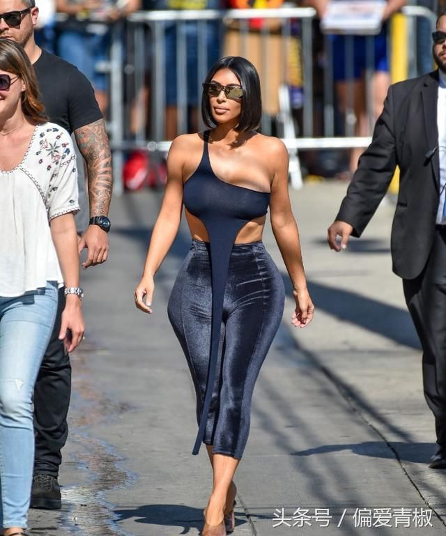 卡戴珊瘦了真任性，上衣还没有毛巾大!网友:肋骨都快戳破皮肤了