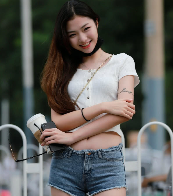 街拍：气质出众俊美的小姐姐，穿着看起来轻松吸引众人的目光！