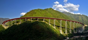 中国最逆天高高速公路，一公里耗资一亿，连老司机开车手都冒汗.