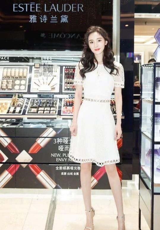 杨幂纯白连衣裙凹凸有致, 傲人曲线太诱人, 镂空腰部最吸睛!