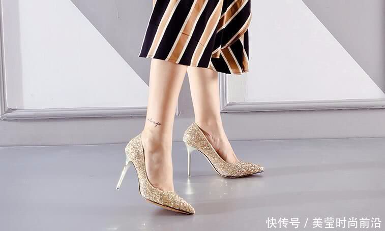 尖头细跟高跟鞋增添几分性感，魅惑时尚并存