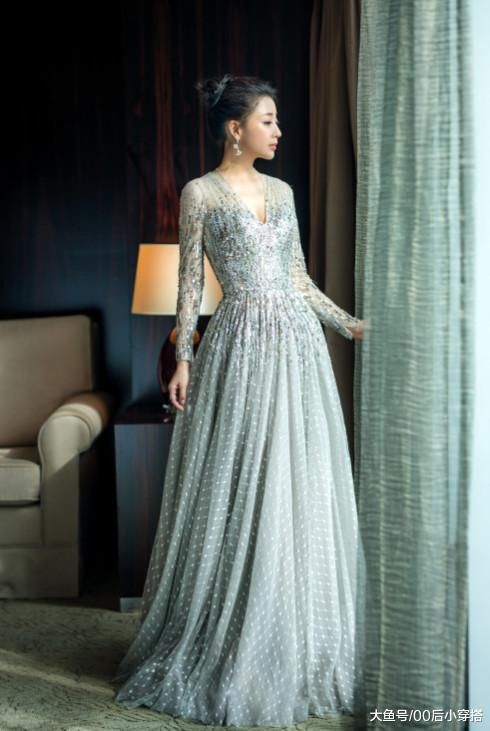 38岁殷桃出席活动尽显贵气感“微胖”身材穿抹胸裙更美上天境