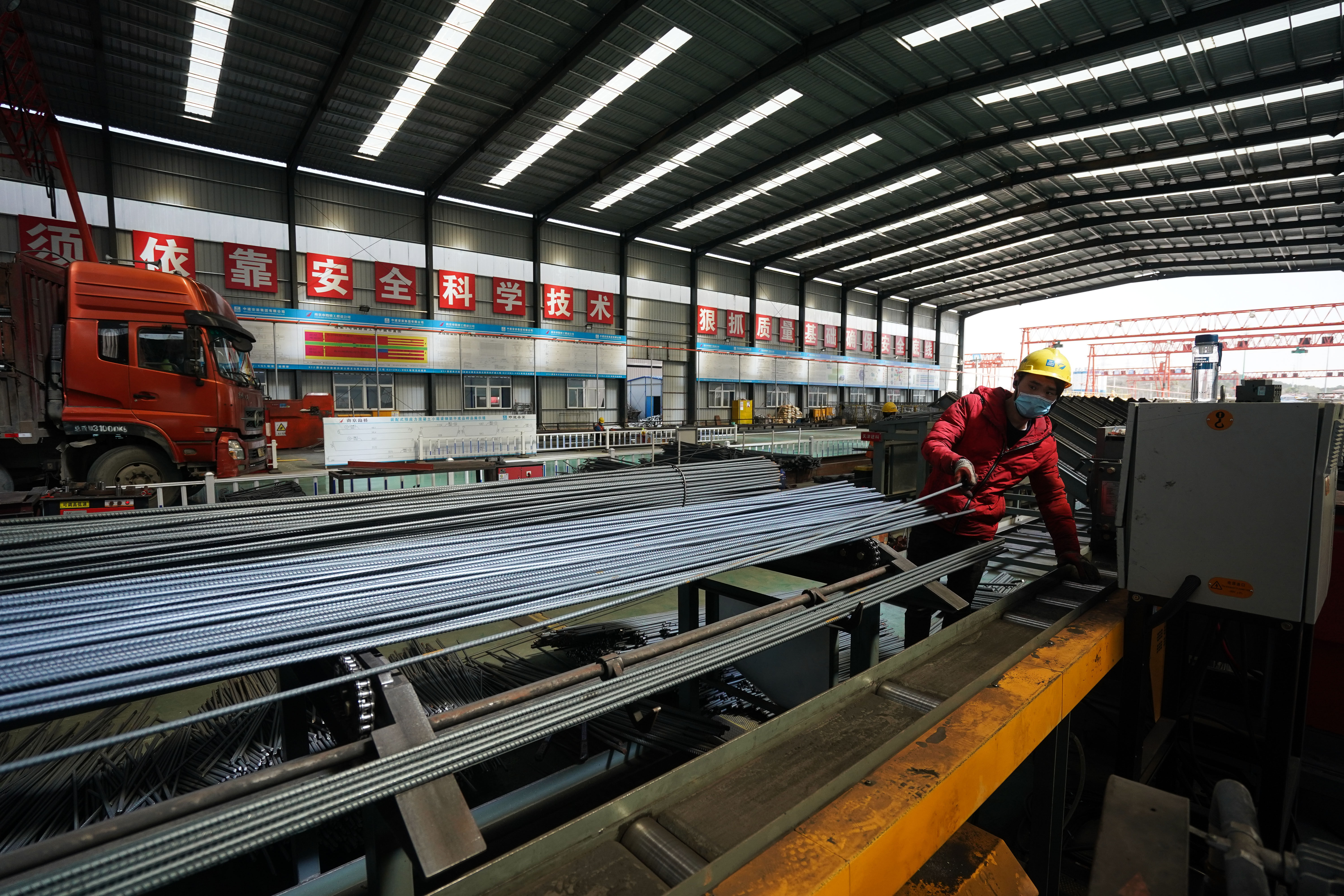  【工人在桥梁构件预制】南京：装配式公路桥梁项目建设有序推进