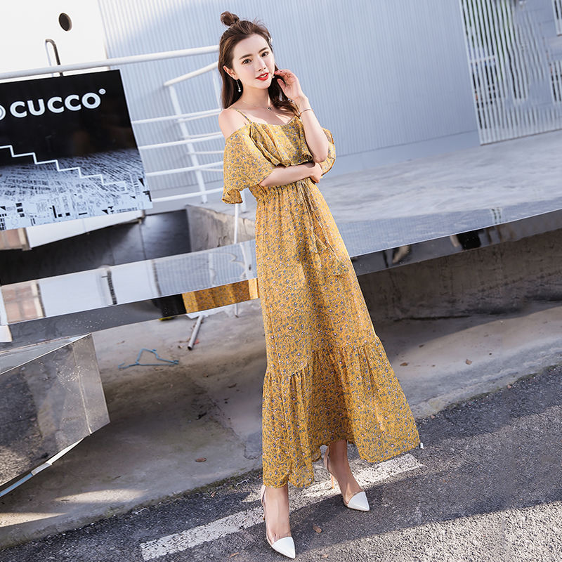 90、00后小姑娘真敢穿，逛街穿件一字肩连衣裙，满满的回头率