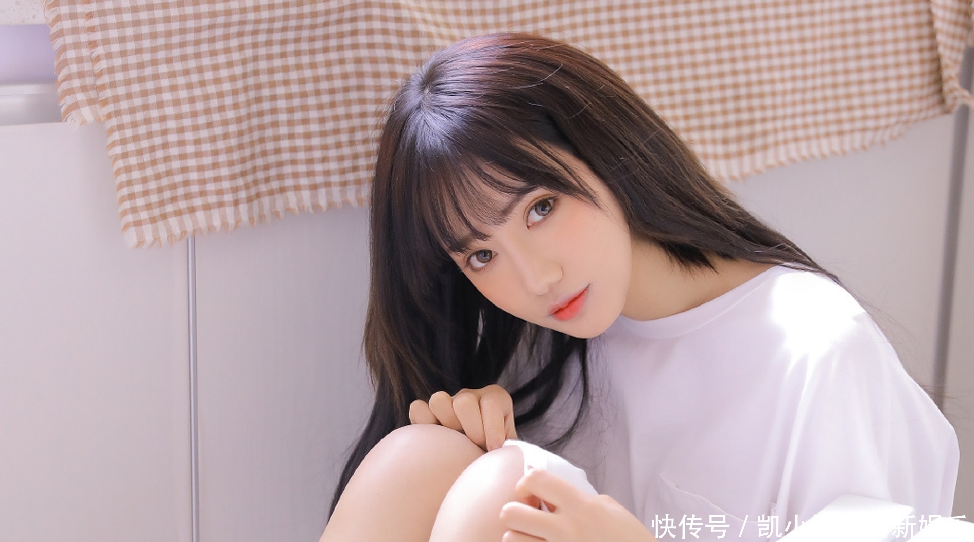  #清新#美女自拍：小姐姐清新长发，穿白衬衫在家自拍。