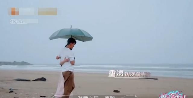  动容■林丽吟知道吴尊的不容易，握住他的手连说“辛苦你了”，让人动容