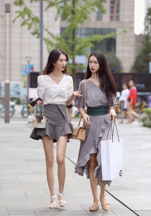 『衣着』那些路人镜头下的网红,个个都是肤白貌美大长腿,衣着也暗藏玄机