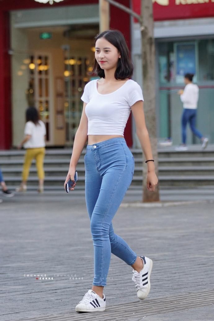 白色短袖搭配紧身牛仔裤, 突显好身材, 带来不一样的美