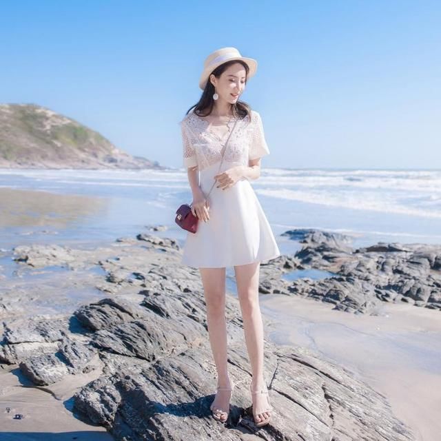 时尚甜美的蕾丝连衣裙，显出十足女人味