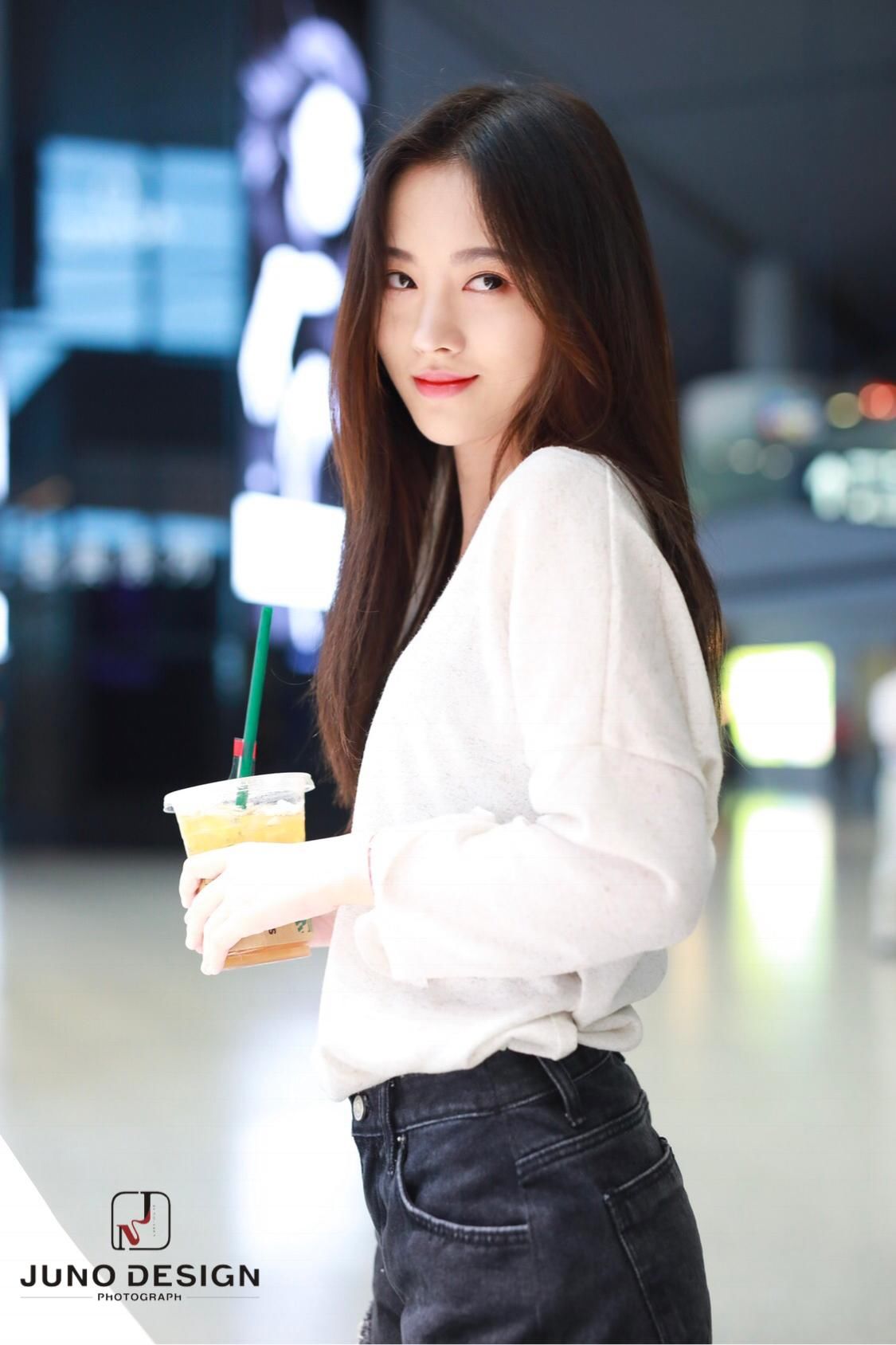 四千年美女鞠婧祎穿露肩装忒撩人,回眸一笑更撩,网友:被迷住了