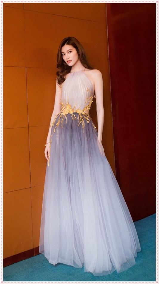 何穗咋想的？三伏天穿长袖连衣裙，网友：终于知道为啥你这么白了