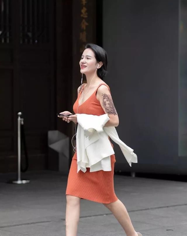  浪漫@小姐姐穿着一双尖头的高跟鞋,裸色的色调气质中带着浪漫