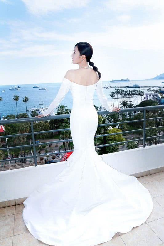 本以为秦岚穿鱼尾裙已经够惊艳了，直到看见张馨予，真仙女！