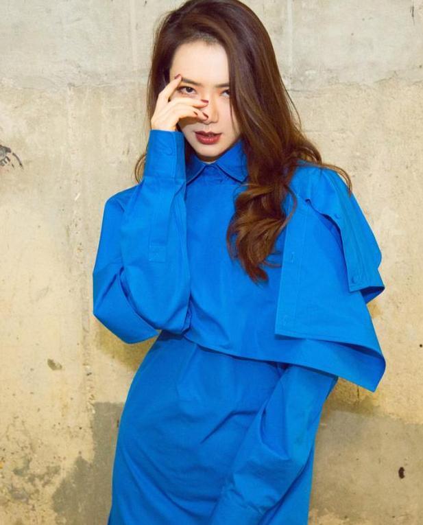 戚薇还真霸气,穿“抓鱼长靴”却有种时髦感,这鞋和下雨天更配!