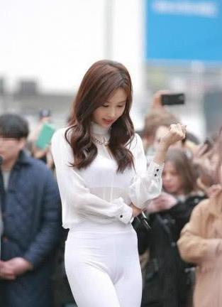 弹力打底裤配上粗跟凉鞋，彰显妹子高挑与俏丽！