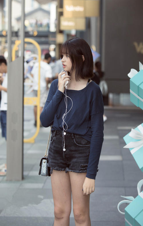 路人街拍，辣妈穿着时尚，身材高挑，不输妙龄小姐姐！