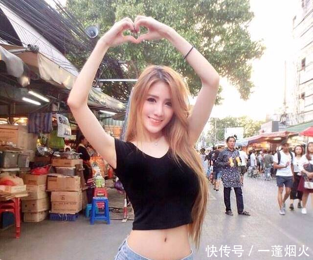 大哥你怎么穿裙子出来了,是你老婆的吗,你那高跟鞋穿着还舒服吧