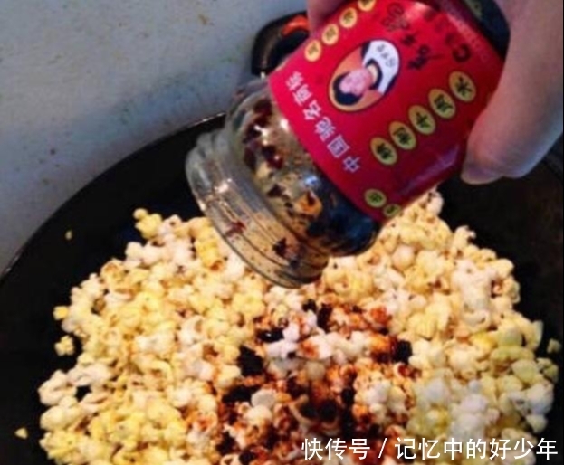 美国游客来中国, 在超市买了5瓶老干妈, 结账时愣住了