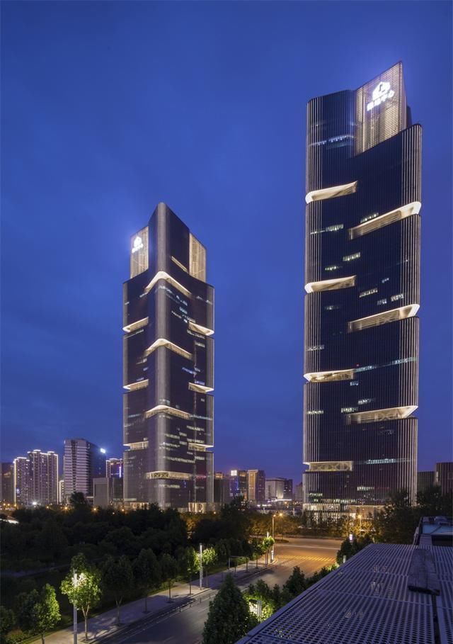 郑州绿地中央广场---目前中国建设高度最高体量最大双塔式超高层