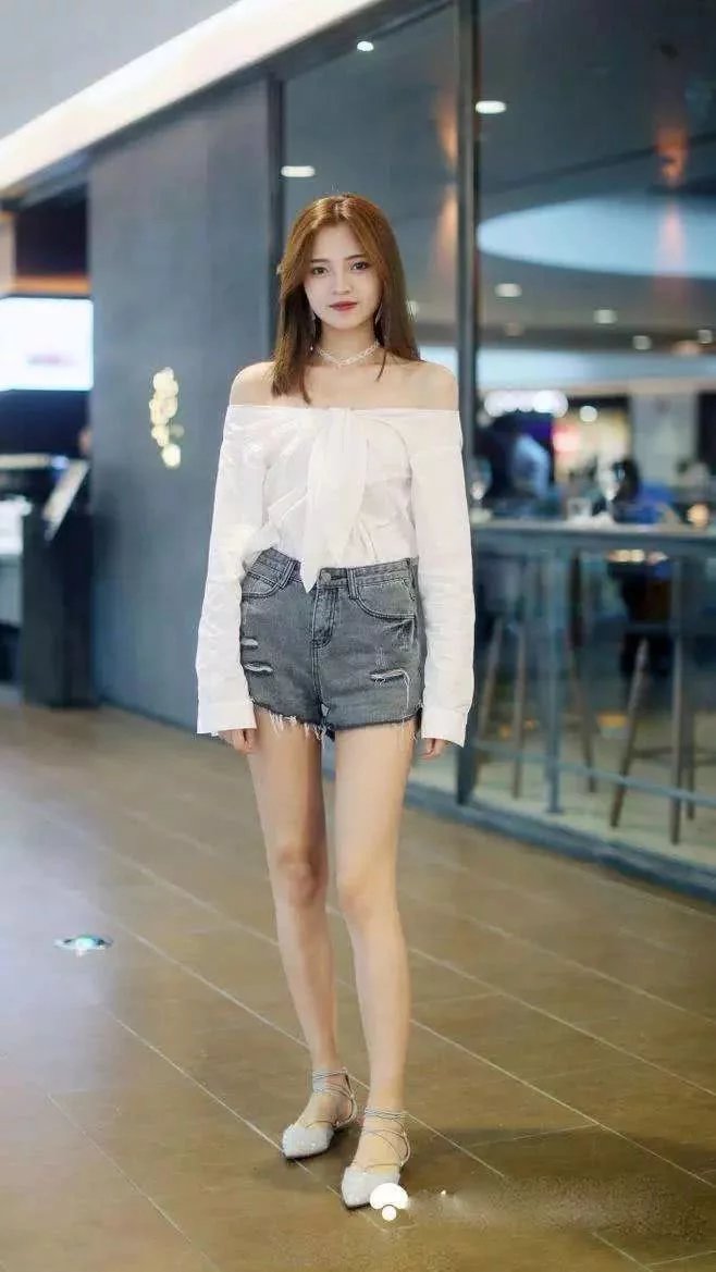 街拍：30多岁的小姐姐睡裙出街，小姑娘可不敢这么穿！