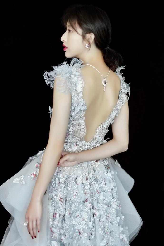 张俪跟金晨同穿仙女裙, 网友: 看这个背就知道谁更美了
