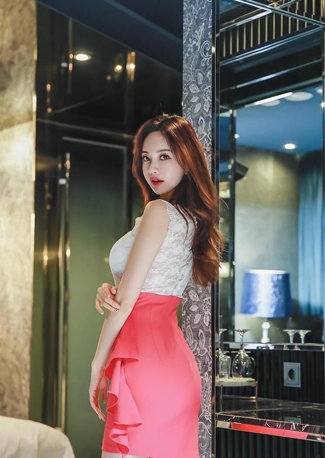 玲珑曲线美丽吸睛，轻松增加回头率，娇柔的露肩包臀裙