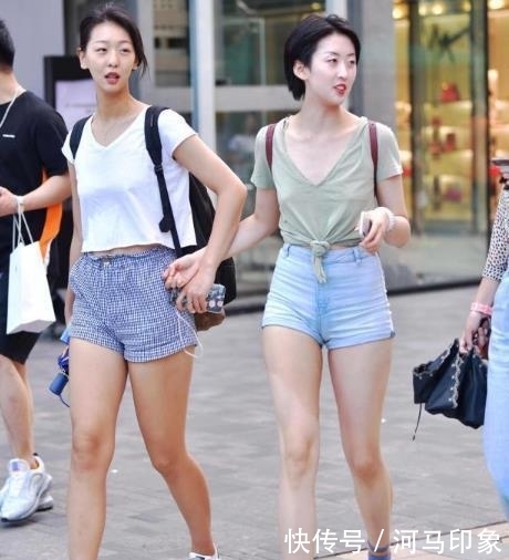 『 优美』时尚优美，凸显小姐姐的超模气质！，街拍美女：紧身牛仔裙