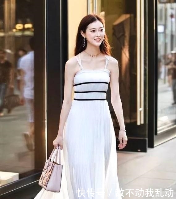 『美女』街拍:面容白皙的美女一条短裤,穿出了蝴蝶翩翩起舞的感觉