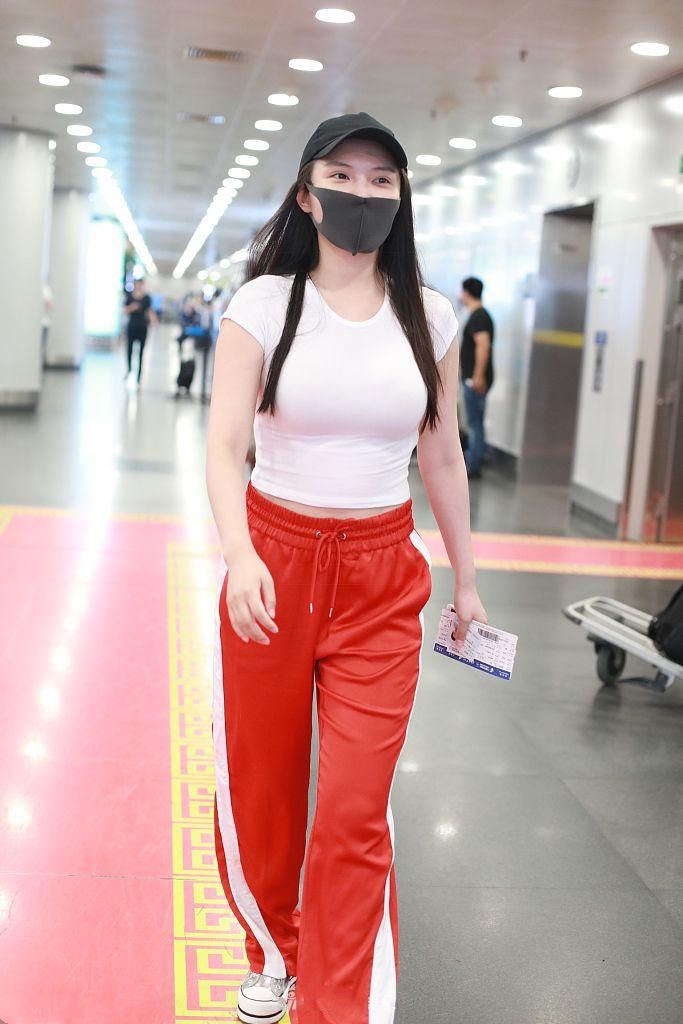 徐冬冬素颜现身机场，口罩掩面街头风十足，张开双臂放飞自我