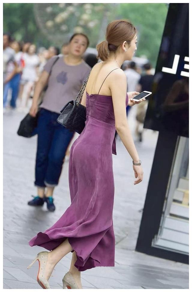 街拍:轻熟姐吊带连体衣裹出饱满臀线,不知道买了什么香奈儿产品