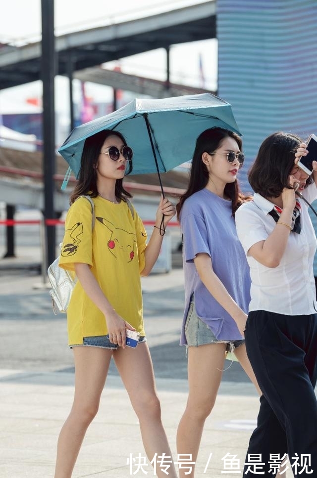  简约■素人街拍: 简约T恤穿的好, 也有回头率