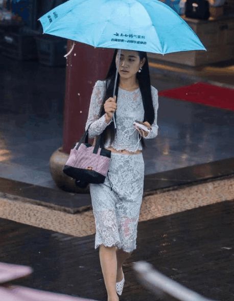 街拍: 小姐姐白色齐臀短裙秀美腿,少女心十足，美丽大方