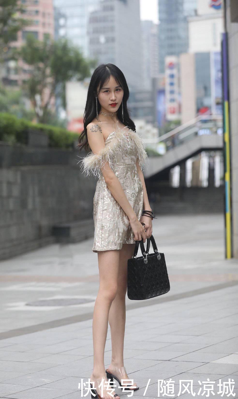  『十足』美女个子非常高，乌黑靓丽的秀发散落在肩上，妩媚感十足