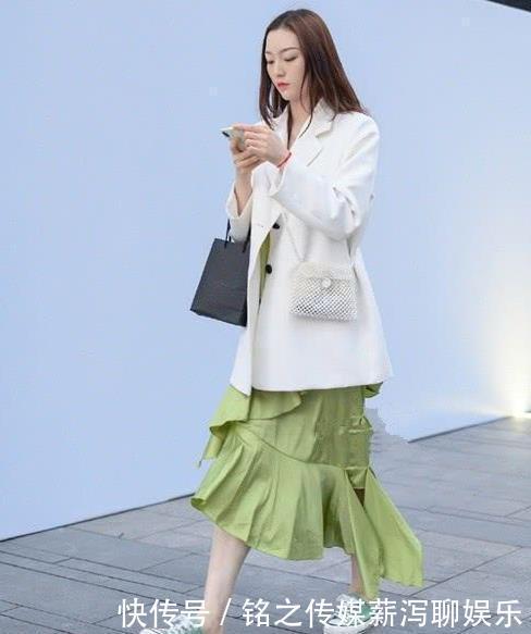  「美女」街拍美女：时髦靓丽的牛仔裙，身材曼妙，尽显小姐姐柔美气息！