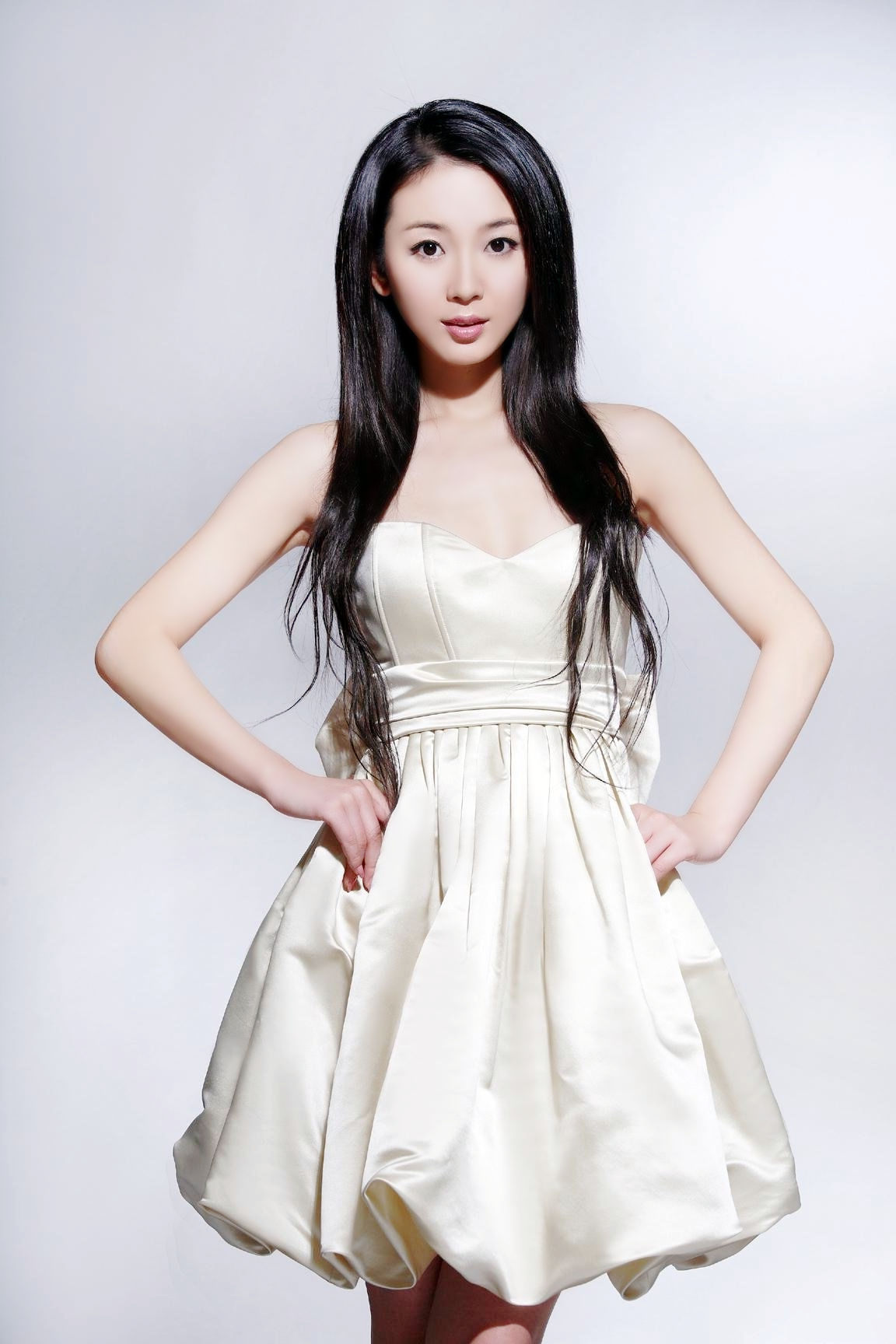 棚拍镜头下一个清新美丽的长发姑娘