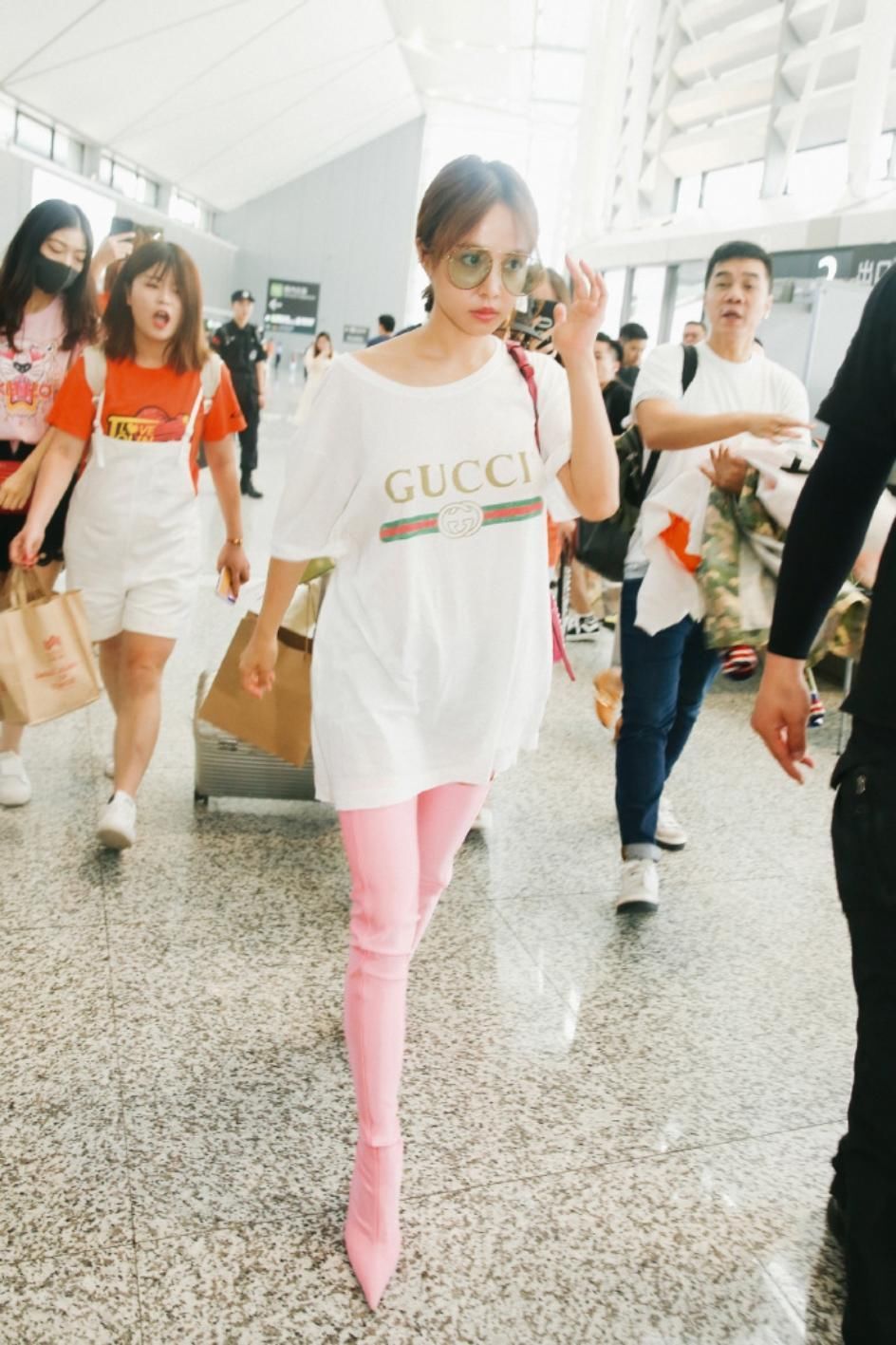 秀肩露背，下衣失踪，直接穿泳装出街，蔡依林的时髦一般人追不上