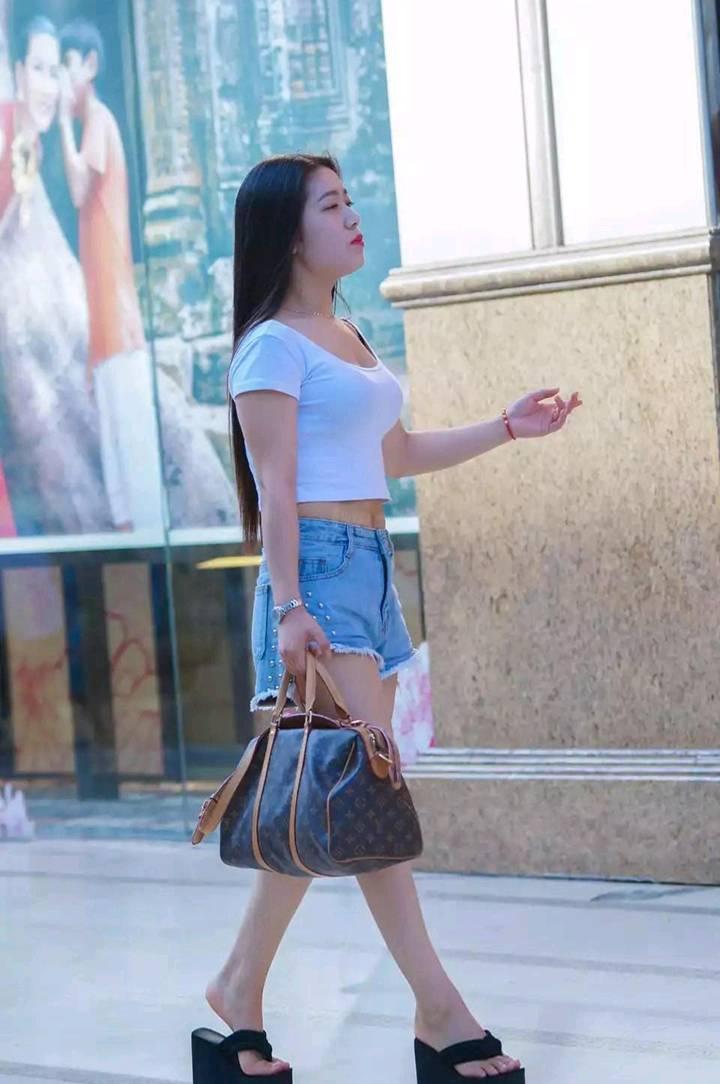 小姐姐T恤+热裤打造完美大长腿，身材不够，穿衣来凑！