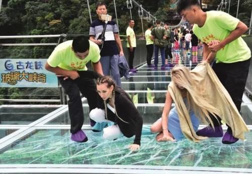 全国2000座玻璃栈桥让游客“吓破胆”，建造验收无标准