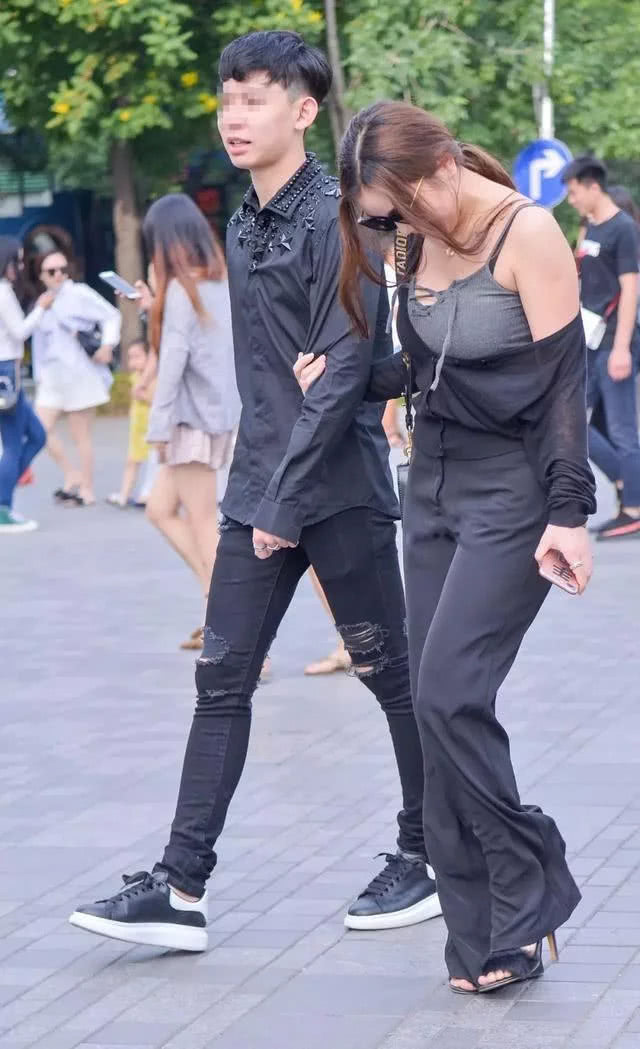 街拍 成熟大气丰满有气质的大姐姐，肤白如玉，很漂亮！