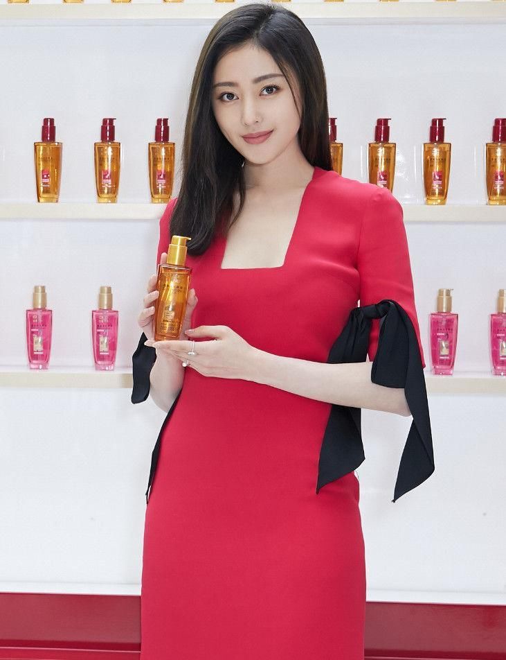 张天爱穿包臀裙秀身材,侧面的马赛克亮了,美到犯规了!