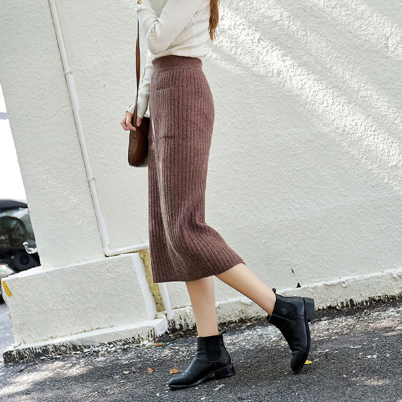 别穿连衣裙了，现流行这包臀半身裙，搭配高跟鞋显身材更有气质