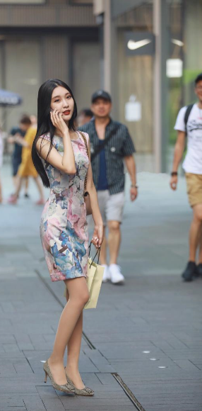 街拍：小姐姐，大长腿美女就是，能够吸引眼球！