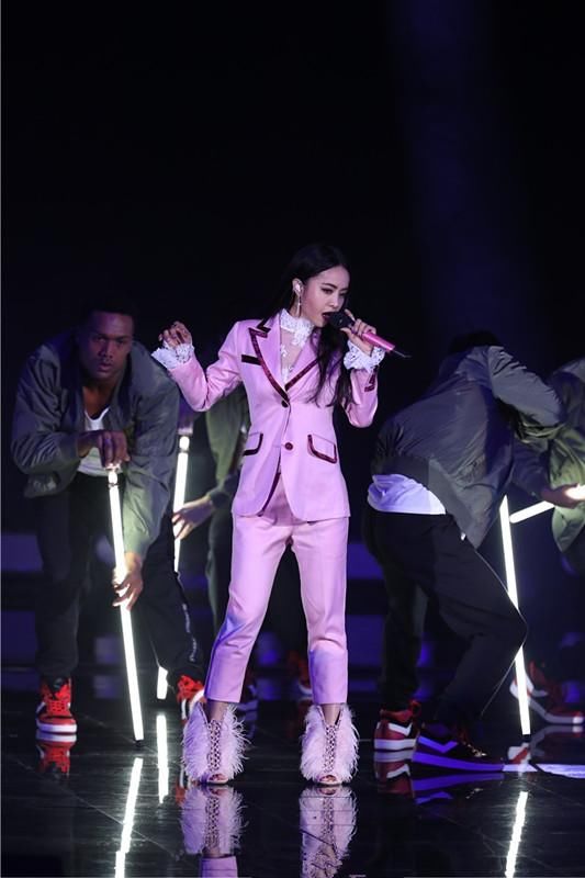 蔡依林的高跟鞋长毛，穿裙子衩开到胳肢窝，网友却说:又化中毒妆