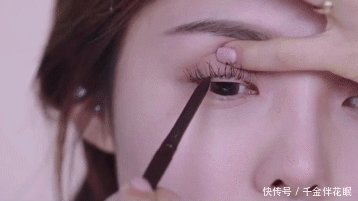  『定妆喷雾』戴口罩到底要怎么化妆？画多了怕毁脸画少了不够美