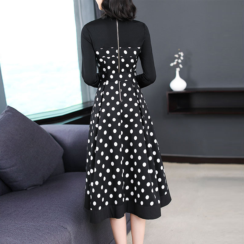 刚开卖一种高级印花秋裙,忒时髦显嫩,若六零后穿,一定美愈天人